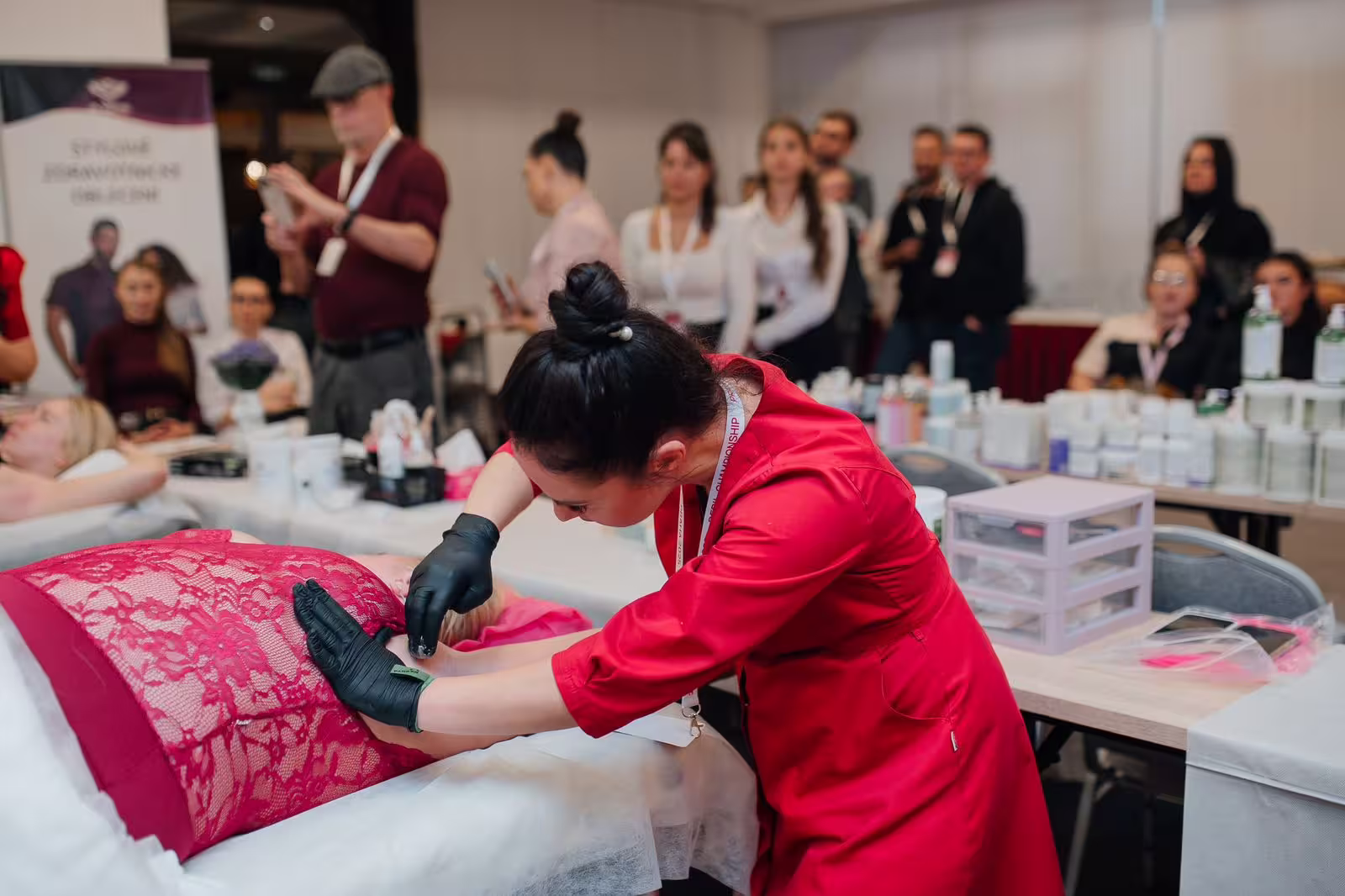 Nataliia Sahin bei einer Sugaring-Meisterschaft, professionelle Achselhaarentfernung