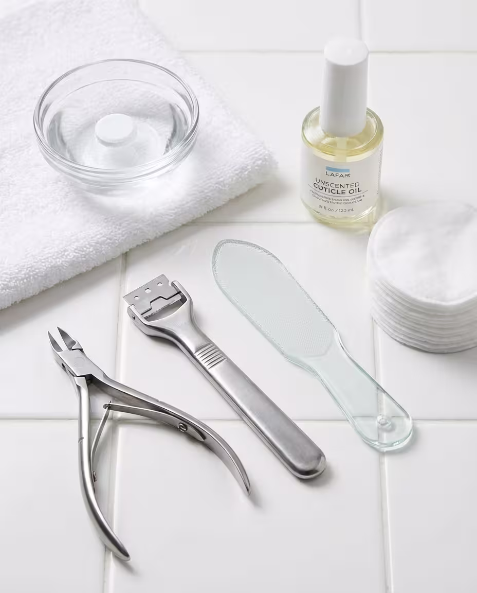 Professionelles Pediküre-Instrumentarium – Zange, Hornhauthobel und Pflegeöl
