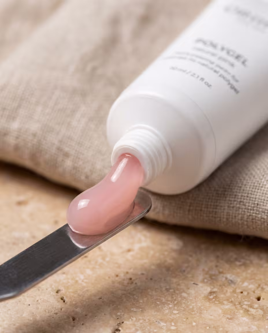 Polygel-Tube und Spatel für professionellen Nagelaufbau