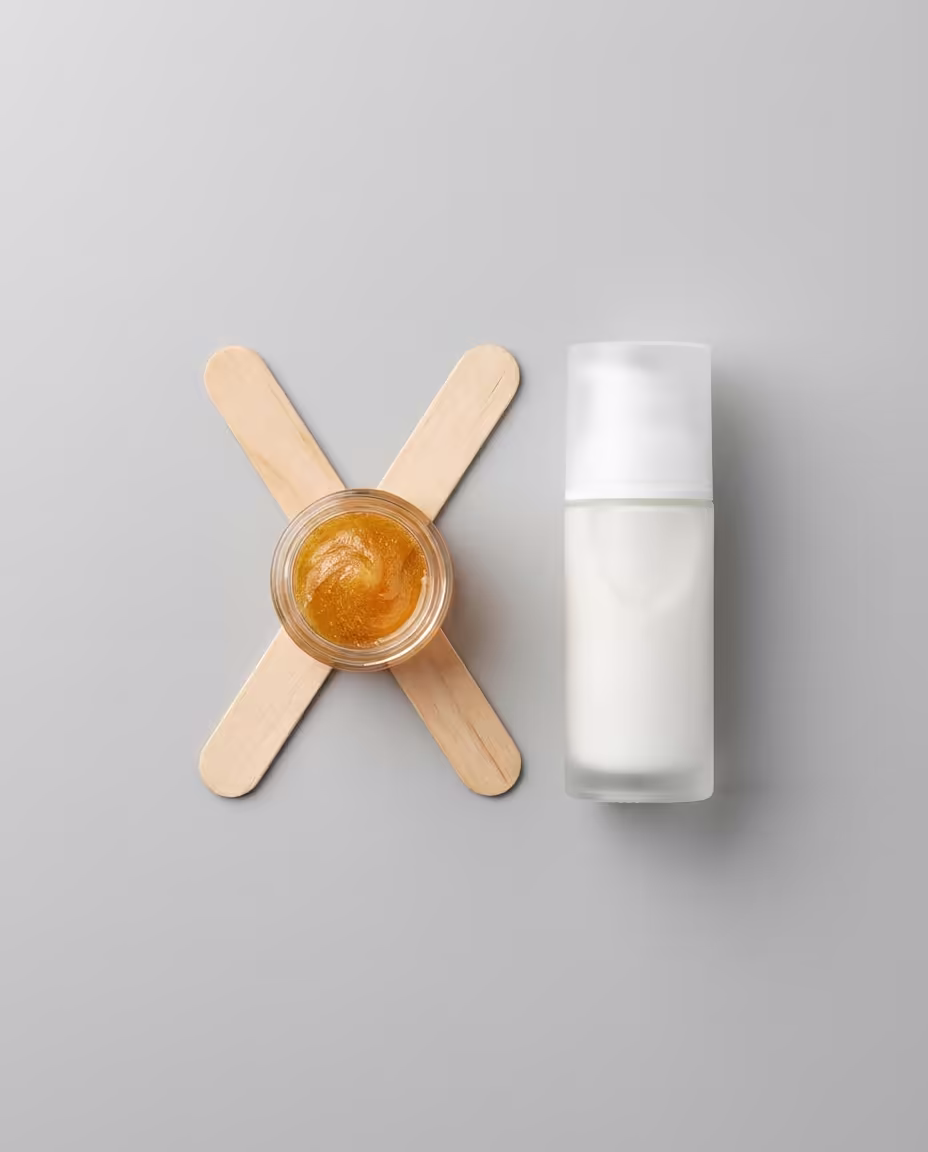 Konzept für Oberlippen- und Kinn-Sugaring: Zuckerpaste, zwei Mini-Spatel und Aftercare-Lotion