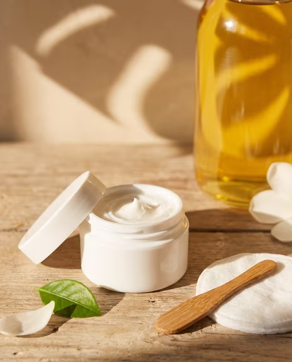 Nataliia bei der Achsel-Sugaring Behandlung