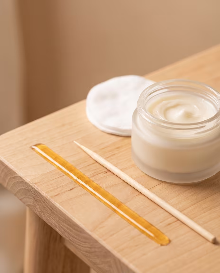 Konzept für die regelmäßige Anwendung von Brazilian Sugaring; Handschuhe, Pflege-Lotion und sauberes Handtuch im Detail