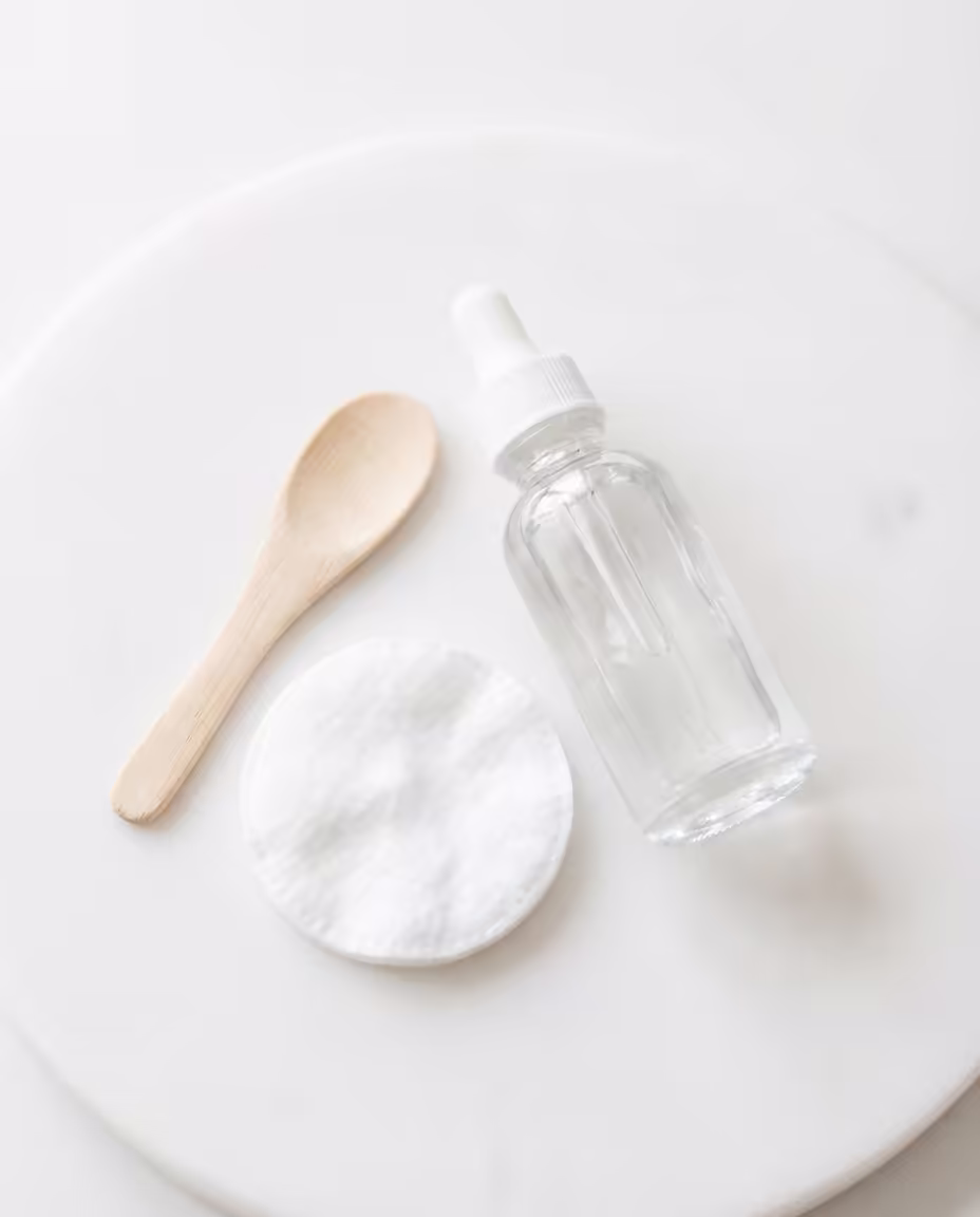 Sugaring für feine Stirnhaare; Konzept mit Mini-Spatel, Wattepad und Pflegeserum